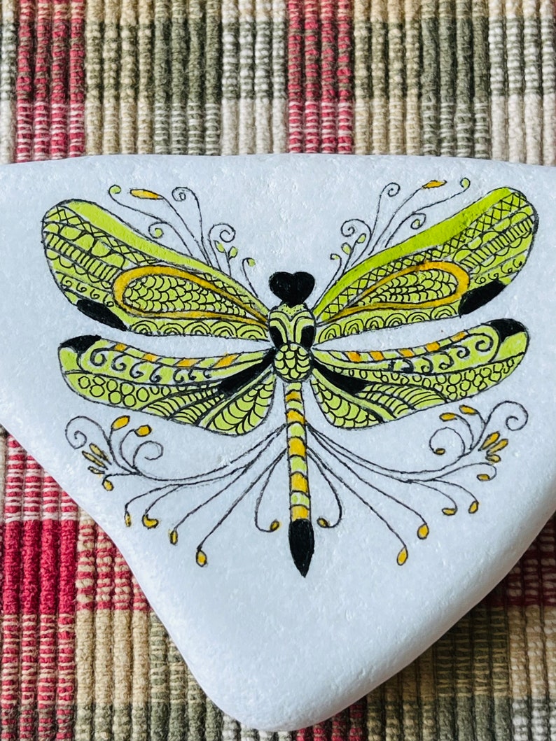 Hand-Painted Dragonfly Rock Art: Santorini Stone Decor Bild 3