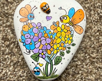 Piedra pintada con forma de corazón de flor caprichosa y abeja en 3D SELLADA