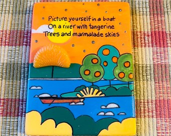 Lucy en el cielo con diamantes pintados en una roca SELLADA con una rodaja de mandarina 3D