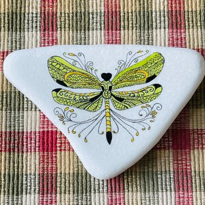 Hand-Painted Dragonfly Rock Art: Santorini Stone Decor Bild 4