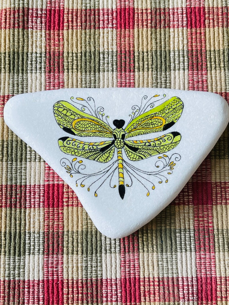 Hand-Painted Dragonfly Rock Art: Santorini Stone Decor Bild 4