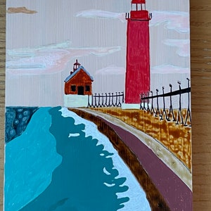 K&ouml;nnte beinhalten: Ein Gem&auml;lde, das einen roten Leuchtturm mit einem kleineren braunen Geb&auml;ude daneben zeigt. Der Leuchtturm steht auf einem Pier mit einem Holzzaun. Das Wasser ist blau und es gibt wei&szlig;e Wellen. Der Himmel ist rosa und wei&szlig;.