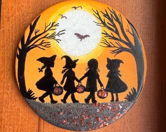Roca pintada de Halloween - Silueta de niños que piden dulces SELLADA