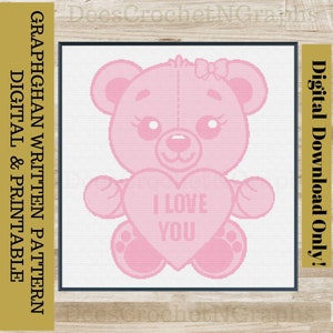 Puede incluir: Un oso de peluche de crochet rosa sosteniendo un corazón rosa con las palabras "I LOVE YOU" en él. El oso tiene un lazo rosa en la cabeza.