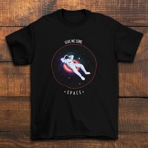 宇宙飛行士シャツ | 宇宙飛行士のリラックスデザイン | 宇宙Tシャツ | 面白いギフト | ギャラクシーTシャツ | レトロな宇宙アパレル | ユニークなギフトアイデア