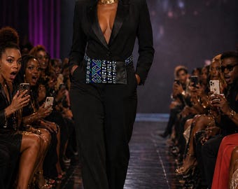 Riñonera artesanal con estampado africano: bandolera de piel sintética negra