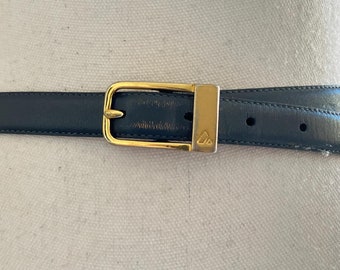 Cinturón fino de cuero gris con hebilla con logotipo de los años 80