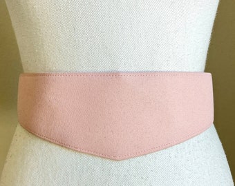 Cinturón de ante sintético rosa de la década de 1980, cinturón vintage en forma de V