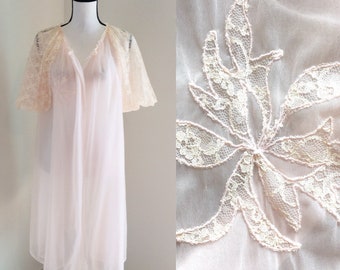 Peignoir rose filmy des années 1960, robe rose transparente des années 1960