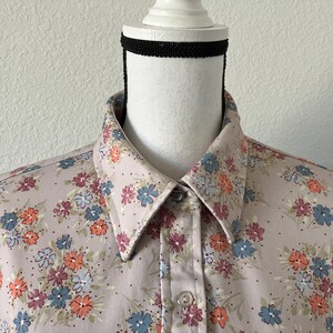 Blusa de manga larga con estampado floral de los años 70: Camisa vintage de poliéster imagen 3
