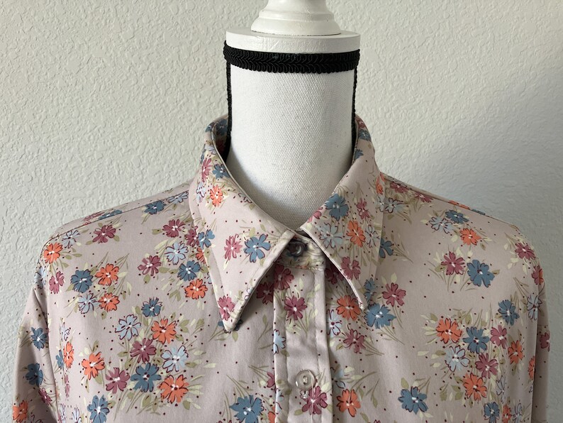 Blusa de manga larga con estampado floral de los años 70: Camisa vintage de poliéster imagen 3