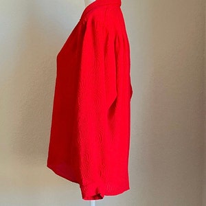 Camicetta in poliestere strutturato rosso degli anni '70, camicetta vintage con motivo a ricciolo immagine 5