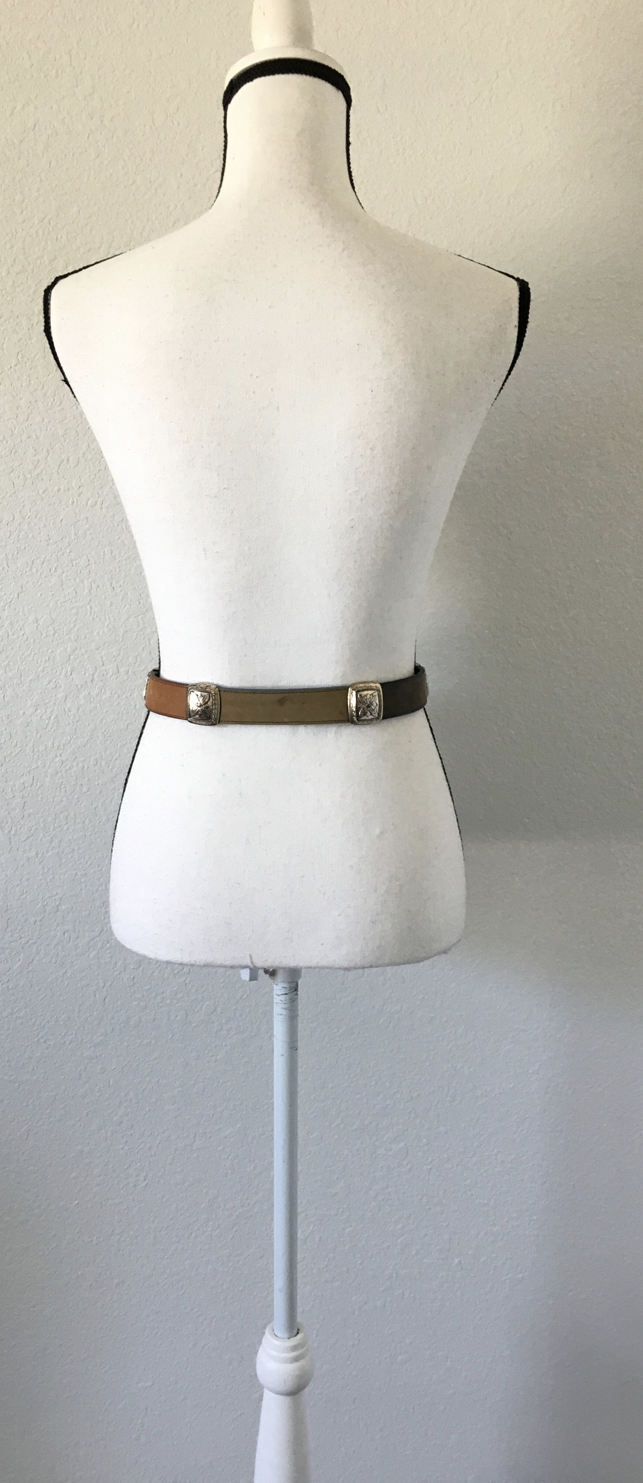 Brighton Vintage ‘90’s White Leather Seashell and Flower Belt Vintage Brighton Leather Concho Belt: 1990s Floral Embossed  main image 3