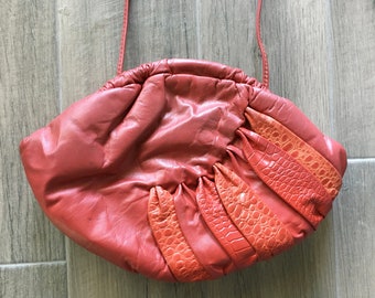 Borsa in pelle rossa degli anni 1980, borsa a tracolla vintage in finto coccodrillo, borsa oversize in finta lucertola oversize del 1980