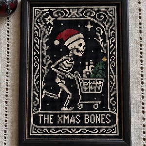 PDF de punto de cruz del tarot de los huesos navideños, patrón navideño gótico, divertido gráfico de bordado de esqueleto