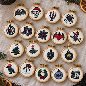 Könnte beinhalten: Eine Sammlung von neunzehn kleinen, runden Holzstickrahmen, die jeweils ein einzigartiges Pixel-Art-Kreuzstichmotiv enthalten. Die Motive umfassen festliche und gotische Themen wie Totenköpfe, Fledermäuse, Spinnen, Ornamente und eine Hexe.