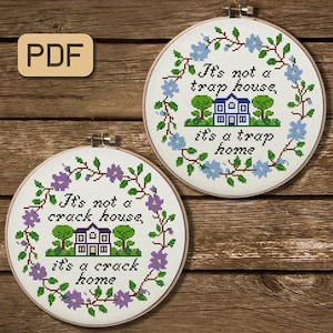 Puede incluir: Dos patrones de bordado en aro con guirnaldas florales y el texto "No es una casa de crack, es un hogar de crack" y "No es una casa trampa, es un hogar trampa".