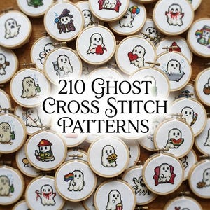 Pode incluir: Uma coleção de pequenos bastidores de bordado circulares de madeira contendo vários padrões de ponto cruz de fantasmas em pixel art, com o texto 210 GHOST CROSS STITCH PATTERNS centralizado no meio da imagem sobre os desenhos.
