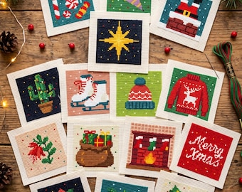 Op de afbeelding: Een verzameling vierkante kerstversieringen met verschillende feestelijke ontwerpen, waaronder een ster, de kerstman, een kerstboom en de tekst "Merry Xmas". De ornamenten worden getoond op een houten oppervlak.