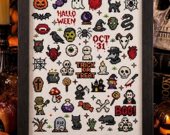 Może przedstawiać: Oprawiony haft krzyżykowy z motywami Halloween. Projekt zawiera dynię, ducha, pająka, czaszkę oraz słowa "HALLO+WEEN" i "TRICK OR TREAT". Wyświetlana jest również data "OCT 31". Grafika jest w czarnej ramie.