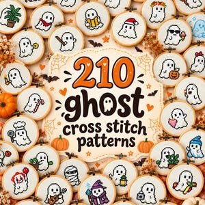 Puede incluir: Una colección de bastidores de bordado circulares de madera que contienen varios patrones de punto de cruz de fantasmas en pixel art, rodeando un letrero central que dice 210 ghost cross stitch patterns, con fantasmas con diversos accesorios.