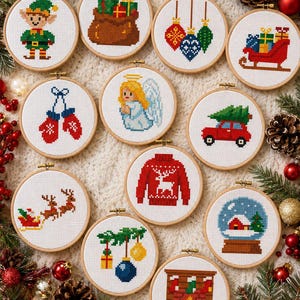 Op de afbeelding: Een verzameling van twaalf ronde houten borduurringen met kruissteekpatronen in kerstthema's, waaronder een elf, een zak met cadeaus, kerstballen, een slee, wanten, een engel, een auto met boom, rendieren, een trui, een sneeuwbol en een open haard.