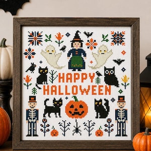 Könnte beinhalten: Ein gerahmtes Kreuzstichbild mit dem Text HAPPY HALLOWEEN in Orange. Das Design zeigt eine Hexe, zwei Geister, zwei Skelette, drei schwarze Katzen, einen Kürbis, Fledermäuse sowie florale Motive in den Farben Orange, Blau, Grün und Schwarz.