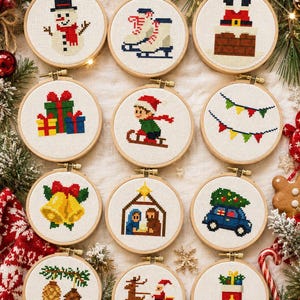 Puede incluir: Doce bastidores de bordado circulares de madera con patrones de punto de cruz de temas navideños, incluyendo un muñeco de nieve, patines de hielo, Santa en una chimenea, regalos, un niño en un trineo, banderines, campanas, un nacimiento, un coche con un árbol, piñas, un reno con trineo y un calcetín navideño.