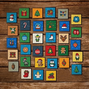 Puede incluir: Una colección de 35 diseños cuadrados de pixel art con temática navideña sobre una superficie de madera. Cada cuadrado presenta una imagen festiva diferente, incluyendo un muñeco de nieve, regalos, un árbol de Navidad y adornos. Los diseños son de varios colores.