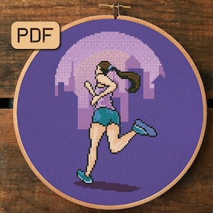 Puede incluir: Patrón de punto de cruz de una persona corriendo frente a una ciudad púrpura. La persona lleva una camisa morada, pantalones cortos azules y zapatos azules.
