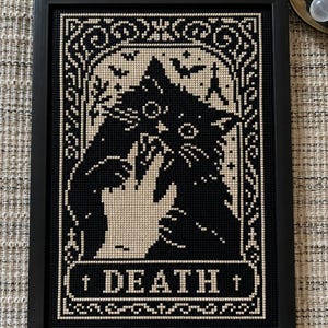 Korsstygnsmönster med tarotkort och läskiga katter: Häxigt Halloween-broderi (PDF-mönster)