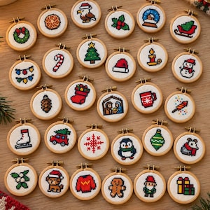 Puede incluir: Una colección de pequeños bastidores de bordado de madera circulares con varios diseños navideños en pixel art, incluyendo un muñeco de nieve, un reno, un hombre de jengibre, un árbol de Navidad, un calcetín, un pingüino y otros iconos festivos.