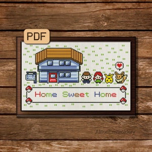 Può includere: Schema di punto croce con una casa pixelata, una famiglia di tre persone e due personaggi Pokémon. Il testo "Home Sweet Home" è sotto la casa. Lo schema è su uno sfondo bianco con erba verde.