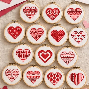 Patrón de punto de cruz de mini corazón: Diseños de bordado para San Valentín (Descarga en PDF)