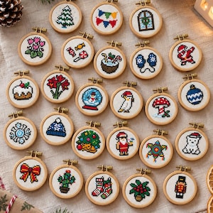 Könnte beinhalten: Eine Sammlung von fünfundzwanzig kleinen, runden Holzstickrahmen, die jeweils ein einzigartiges weihnachtliches Kreuzstichmotiv enthalten. Die Motive umfassen einen Baum, Wimpel, ein Fenster, Blumen, Süßigkeiten, Fäustlinge, den Weihnachtsmann, Pudding, einen Schneemann, einen Vogel, einen Pilz, eine Kugel, eine Schneeflocke, eine Mütze, einen Bären, eine Schleife, einen Kaktus, Socken, einen Weihnachtsstern und einen Nussknacker.
