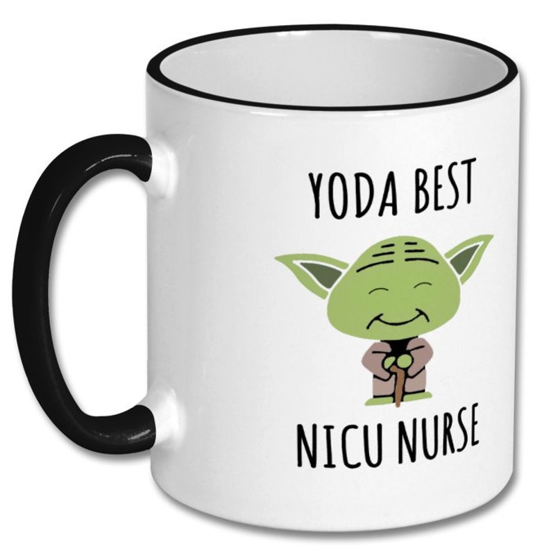 Puede incluir: Taza de caf&eacute; de cer&aacute;mica blanca con borde y asa negros. La taza presenta una imagen de dibujos animados de Yoda de Star Wars, con el texto "Yoda Best NICU Nurse".