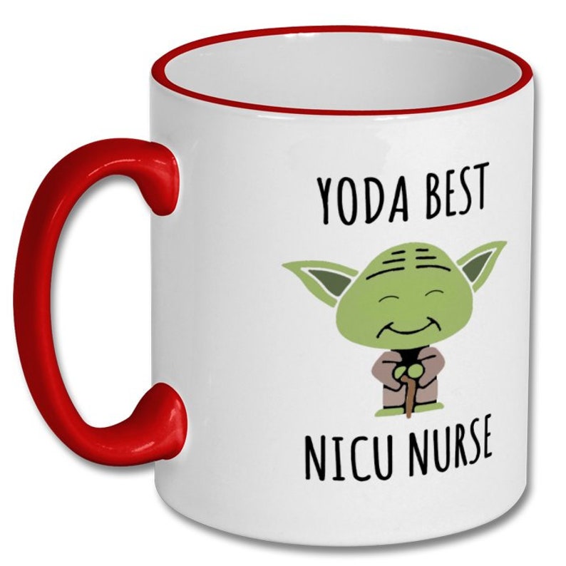 Puede incluir: Taza de cer&aacute;mica blanca con borde y asa rojos. La taza presenta una imagen de dibujos animados de Yoda de Star Wars con el texto "Yoda Best NICU Nurse".