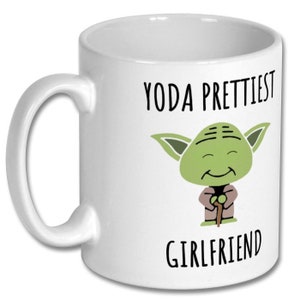 Puede incluir: Taza de cer&aacute;mica blanca con un personaje de dibujos animados Yoda verde y el texto "Yoda Prettiest Girlfriend".