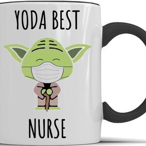 K&ouml;nnte beinhalten: Eine wei&szlig;e Keramiktasse mit schwarzem Henkel. Die Tasse zeigt ein Cartoon-Bild von Yoda, der eine Gesichtsmaske tr&auml;gt und einen Gehstock h&auml;lt. Der Text "YODA BEST NURSE" ist auf die Tasse gedruckt.