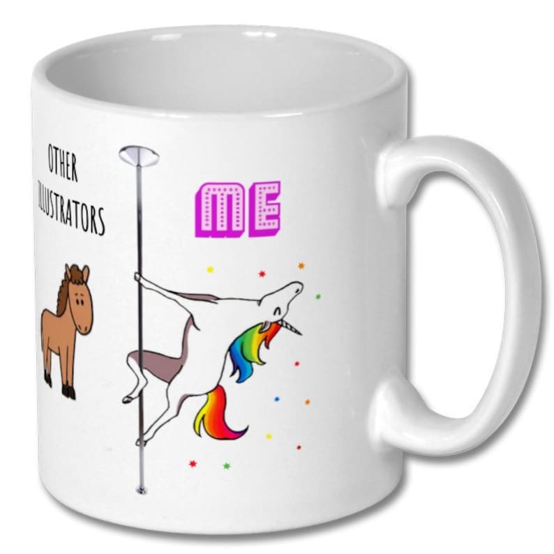 Op de afbeelding: Witte keramische koffiemok met een eenhoornillustratie op een paal, een paardenillustratie en de tekst "Other Illustrators" en "ME" in roze.