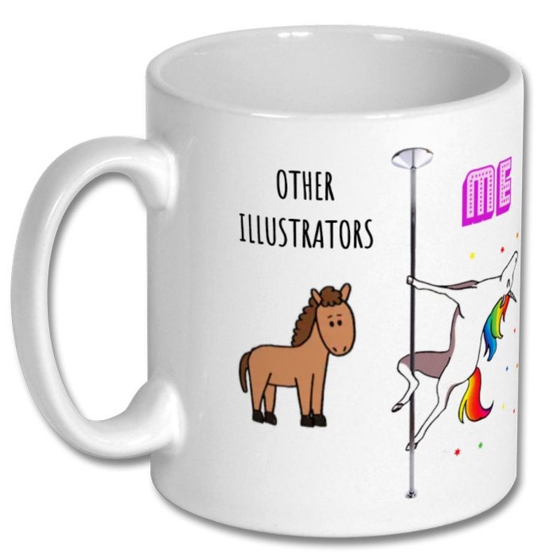 Op de afbeelding: Een witte keramische koffiemok met een zwart-witte illustratie van een paard en een eenhoorn. De tekst "Other Illustrators" en "Me" staat op de mok gedrukt.