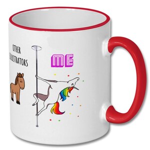 Op de afbeelding: Witte keramische mok met een rode rand en handvat. De mok heeft een cartoon-einhorn op een paal dansen, met de tekst "OTHER ILLUSTRATORS" en "ME" in roze letters.