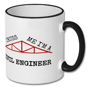 Könnte beinhalten: Weiße Keramik-Kaffeetasse mit schwarzem Rand und Henkel. Die Tasse hat ein rotes Fachwerkdesign und den Text "TRUSS ME I'M A CIVIL ENGINEER".