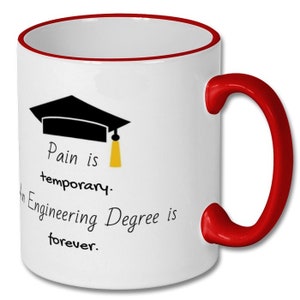 Op de afbeelding: Witte keramische koffiemok met een rode rand en handvat. De mok heeft een zwarte graduatiecap met een gele kwast en de tekst "Pijn is tijdelijk. Een ingenieursdiploma is voor altijd."