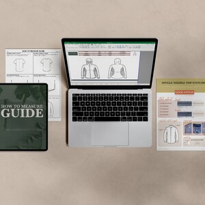 Op de afbeelding: Een plattegrond van een laptop, tablet en papieren met naaianwijzingen en diagrammen. Het tabletscherm toont de tekst "HOW TO MEASURE GUIDE".