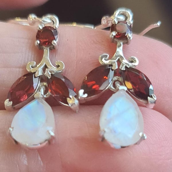 Handgemachte antike Stil Sterling Silber Mondstein und Granat Ohrringe