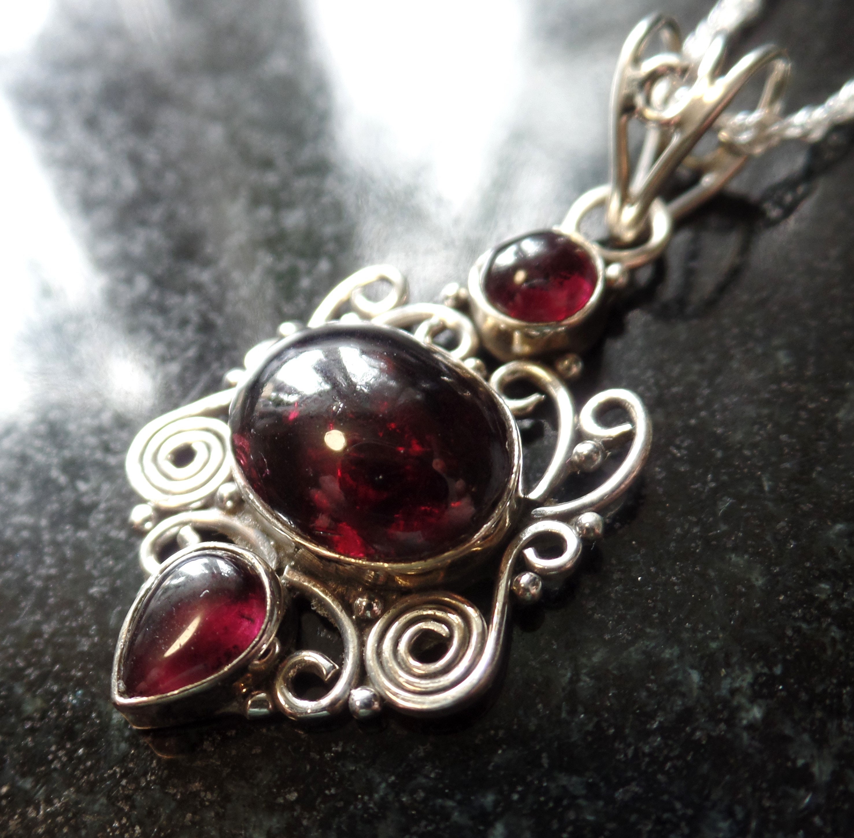 スターリングシルバーとアルマンディンガーネットのペンダントまたは