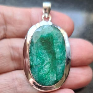 Stylish Sterling Silver and Emerald Green Coloured Quartz Pendant 14.5g