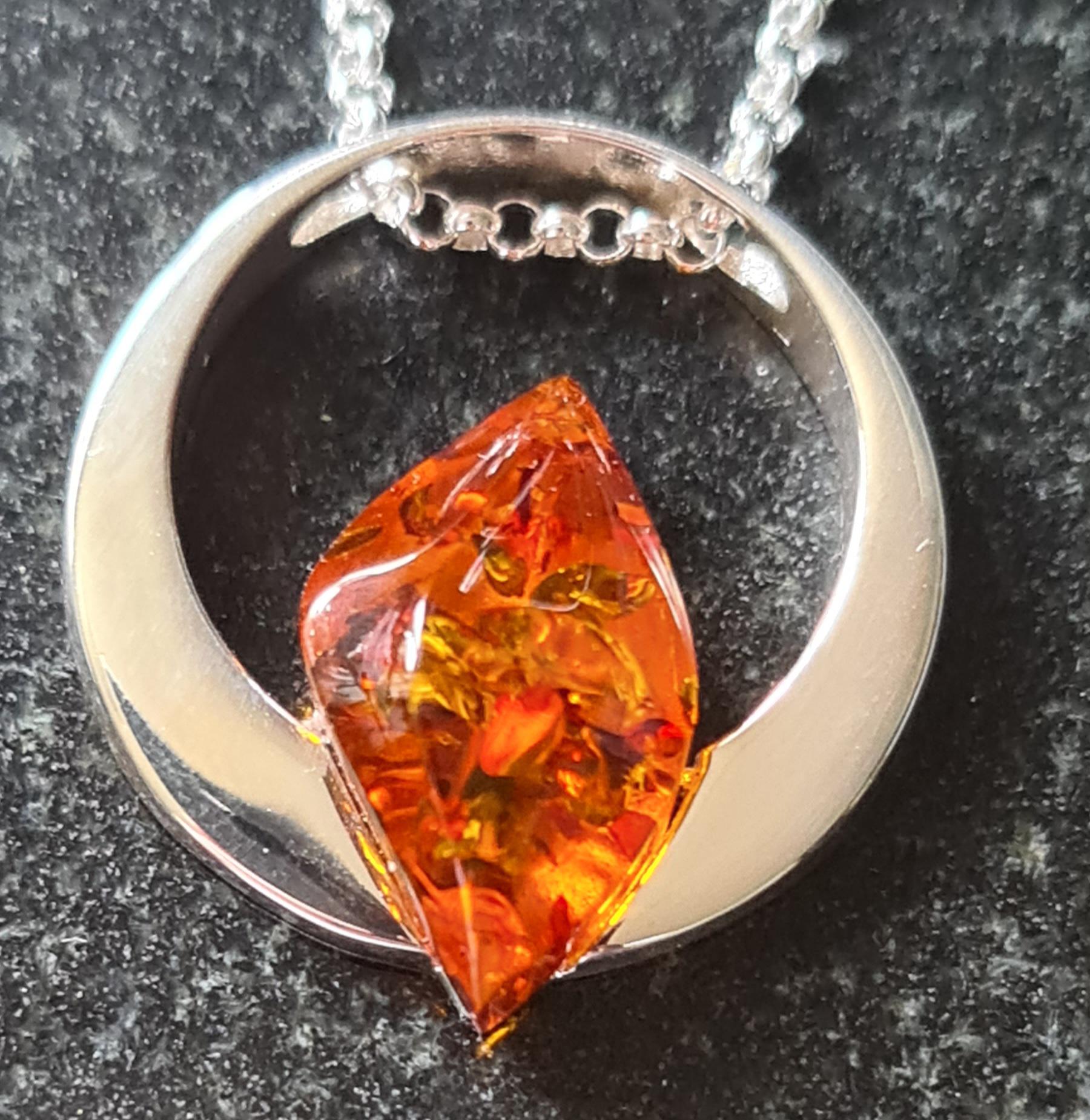 スターリングシルバーとコニャックアンバーの幾何学模様ネックレス