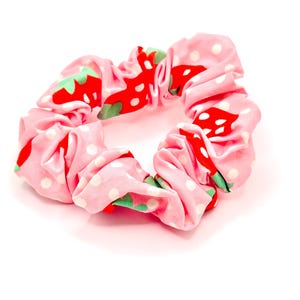 Gumka do włosów w truskawkowo-różowe kropki, ręcznie robiony prezent dla niej, letni dodatek do włosów, kawaii cottagecore, estetyka Y2K, preppy